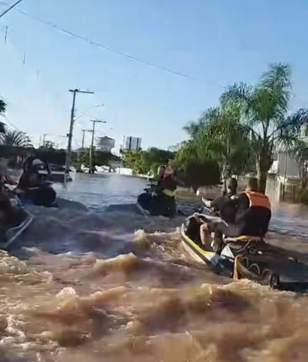 A campanha arrecadou fundos e ofereceu suporte logístico às vítimas das enchentes, reforçando o compromisso da marca e de Rubens com causas sociais. O impacto foi além dos negócios, alcançando toda a comunidade.