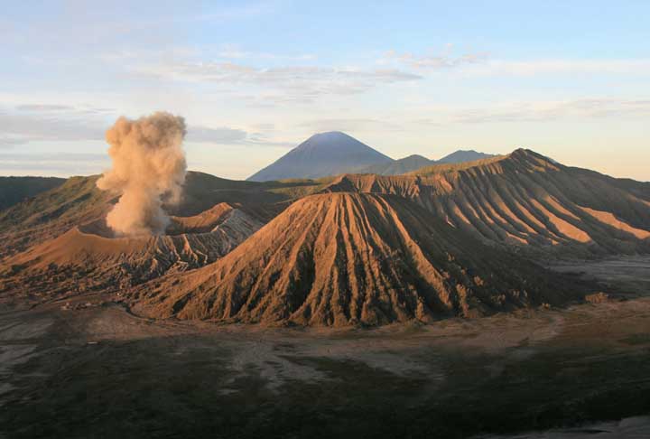 Sendo assim, é a única área protegida da Indonésia que tem dunas, o chamado Mar de Areia, a caldeira de um antigo vulcão na qual irromperam cinco novos cones vulcânicos — o Bromo (2 329 m), o Kursi (2 581 m), o Watangan (2 661 m) o Widodaren (2 650 m) e Batok (2 470 m).