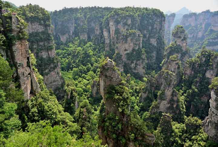 As características geográficas mais notáveis ​​do parque são as formações em forma de pilar. Embora se assemelhe ao terreno cársico, esta área não é sustentada por calcários e não é o produto da dissolução química, que é característica do cársico calcário. Eles são o resultado de muitos anos de erosão física, e não química .