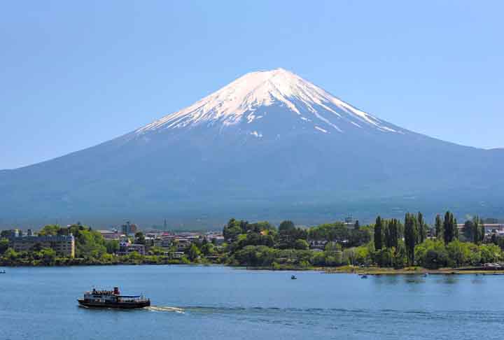 Foi designado patrimônio mundial e influenciou as sensibilidades, artes e ofícios do povo japonês desde os tempos antigos. O Monte Fuji é cercado por um belo ambiente natural e fontes termais de qualidade, além de história, cultura e delícias epicuristas. 