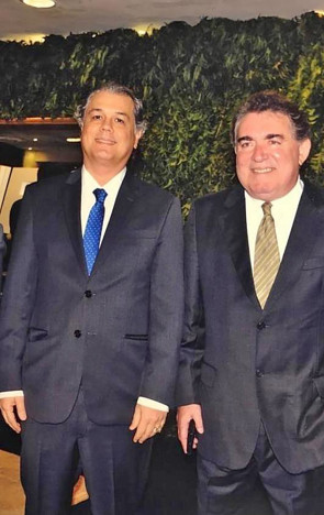 Com Magno Câmara, Danilo Gurgel, que chega aos 70 amanhã, valendo almoço, hoje, no Nucci, articulado pela filha Natália(Foto: acervo pessoal) Com Magno Câmara, Danilo Gurgel, que chega aos 70 amanhã, valendo almoço, hoje, no Nucci, articulado pela filha Natália(Foto: acervo pessoal)