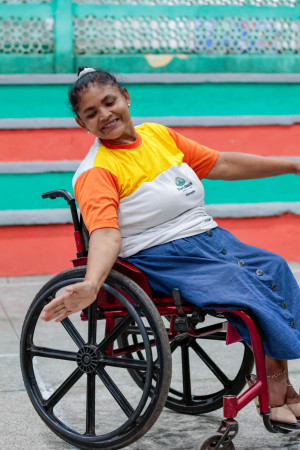 Reginalda Batista, a Naldinha, demorou anos até conseguir retomar aos estudos. Ela é bailarina sob rodas e sonha em desenvolver melhor seus dotes culinários. (Foto: Samuel Setubal)