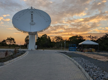 Uma antena antiga, instalada na década de 90, será substituída pelo novo dispositivo. Ambos funcionarão em paralelo durante a transição 