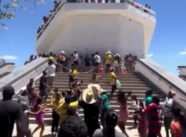 Fiéis se mobilizam para pegar alguma das notas que estavam sendo jogadas 