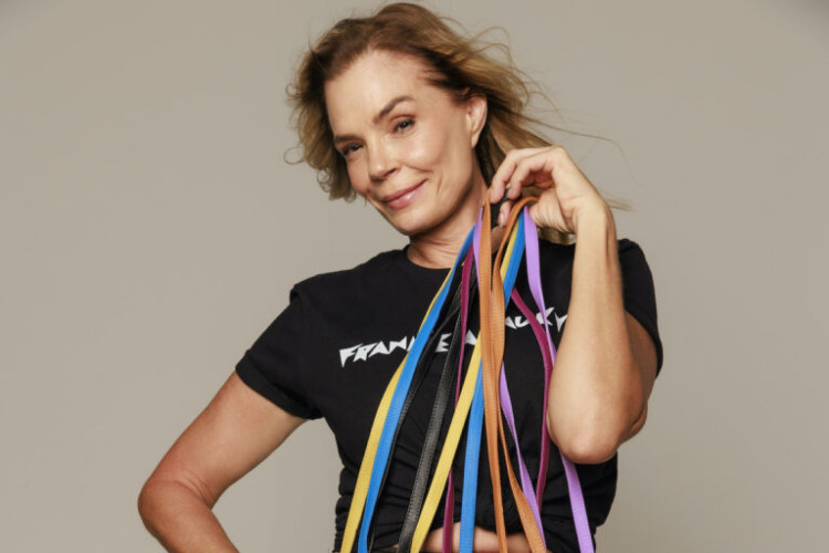 Relançamento da bolsa saco teve campanha encabeçada por modelo clássica da marca, Alexia Dechamps 