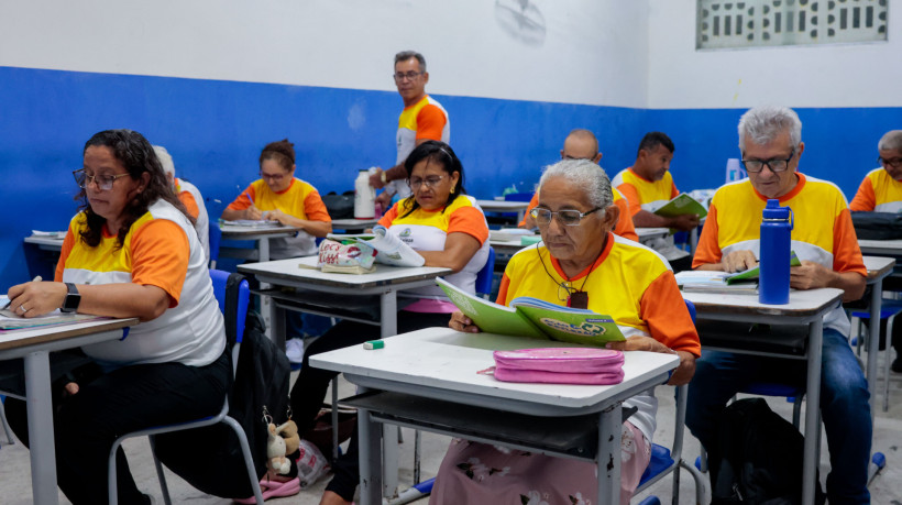 EJA da Escola Municipal Ang&eacute;lica Gurgel com alunos adultos e idosos; ano letivo 2026 est&aacute; previsto para come&ccedil;ar no in&iacute;cio de fevereiro