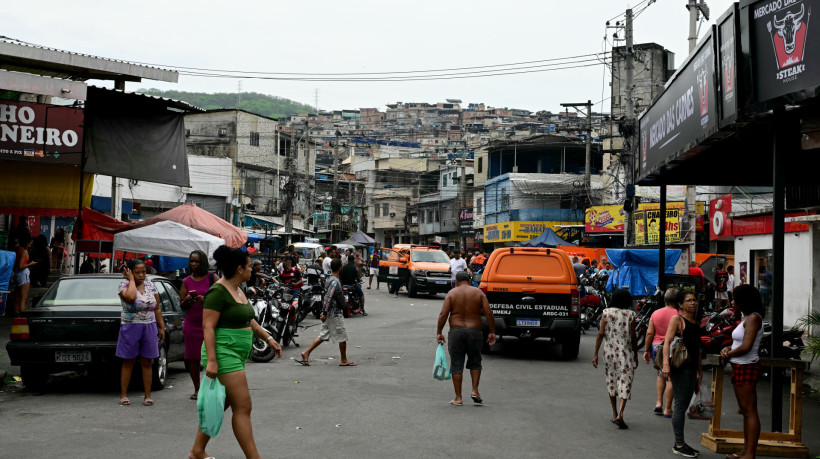 Carros da Defesa Civil do Rio de Janeiro nas ruas da favela do Cruzeiro, no Complexo da Penha, um dia após a ação policial mais letal da história do Brasil 