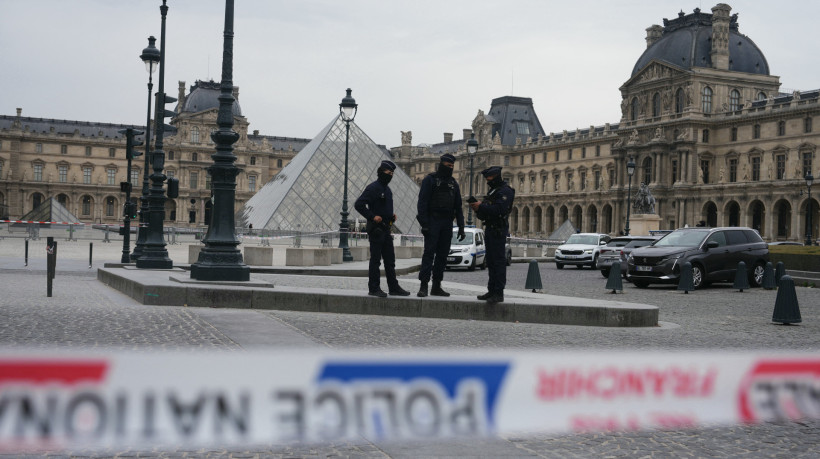 Policiais franceses patrulham em frente ao Museu do Louvre depois do roubo em 19 de outubro de 2025. A polícia prendeu cinco novas pessoas, incluindo um dos principais suspeitos, em relação a este audacioso roubo de joias 