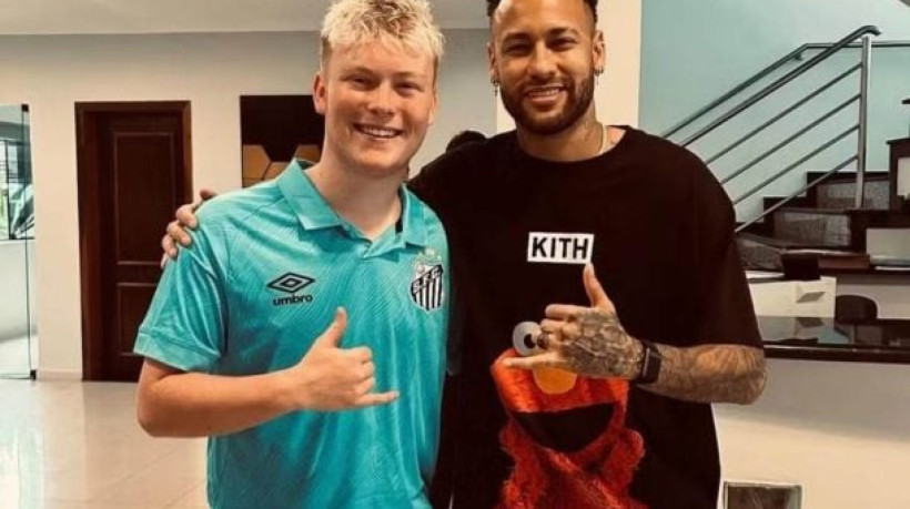 Jovem, que viralizou em 2018 ao declarar amor pelo Peixe na Inglaterra, encontrou o ídolo e visitou a Vila Belmiro