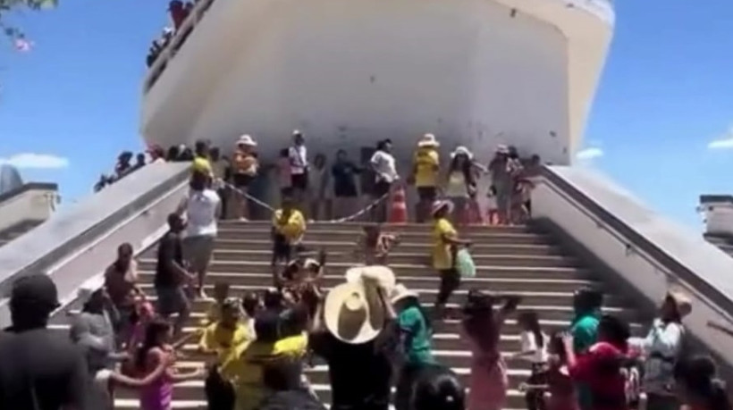 Fiéis se mobilizam para pegar alguma das notas que estavam sendo jogadas