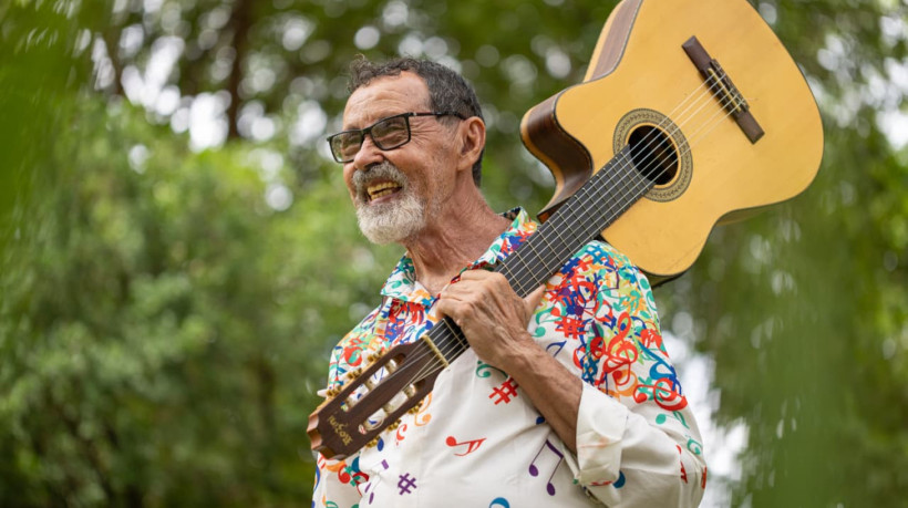 Sete anos após o lançamento de albúm, cantor Abidoral Jamacaru retorna à Fortaleza para sessão de autográfos e divulgação da versão vinil do disco