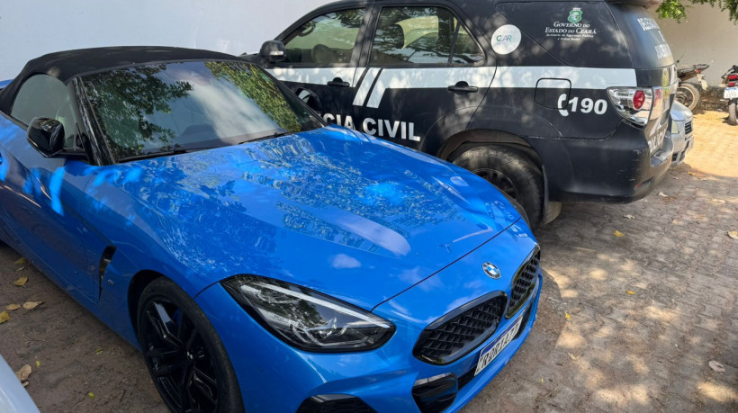 Carro de luxo avaliado em cerca de R$300 mil foi apreendido durante as buscas.