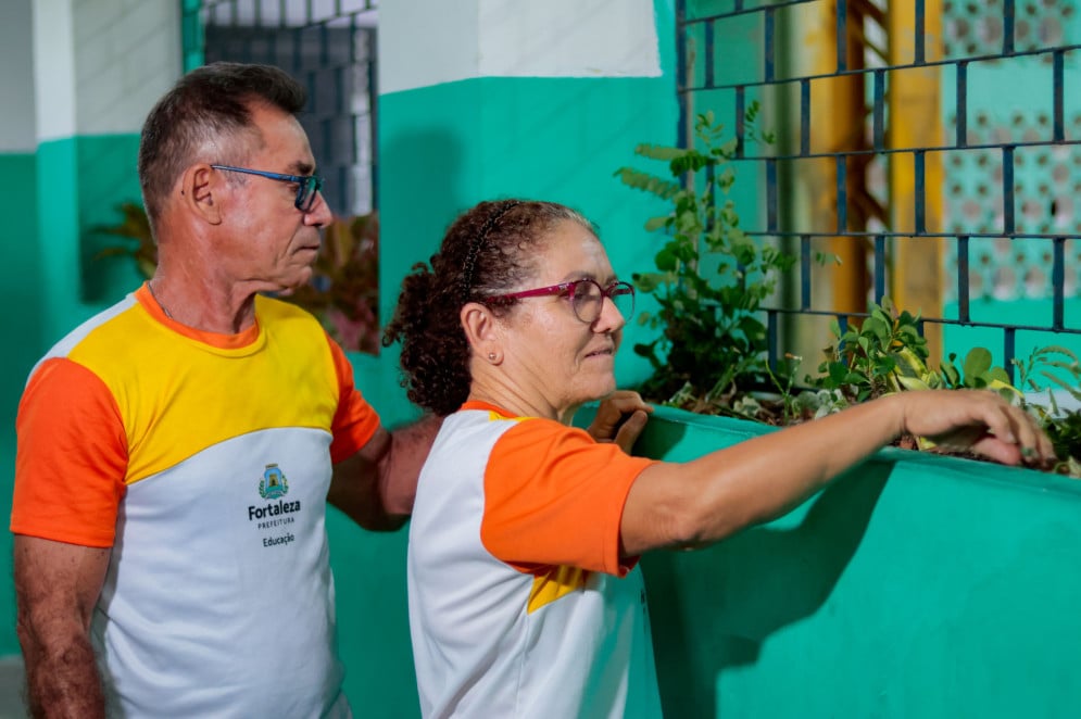 Valnísia Maria, 59, e José Mendes, 63, voltaram a estudar juntos para aperfeiçoar sua escrita e e leitura(Foto: Samuel Setubal)