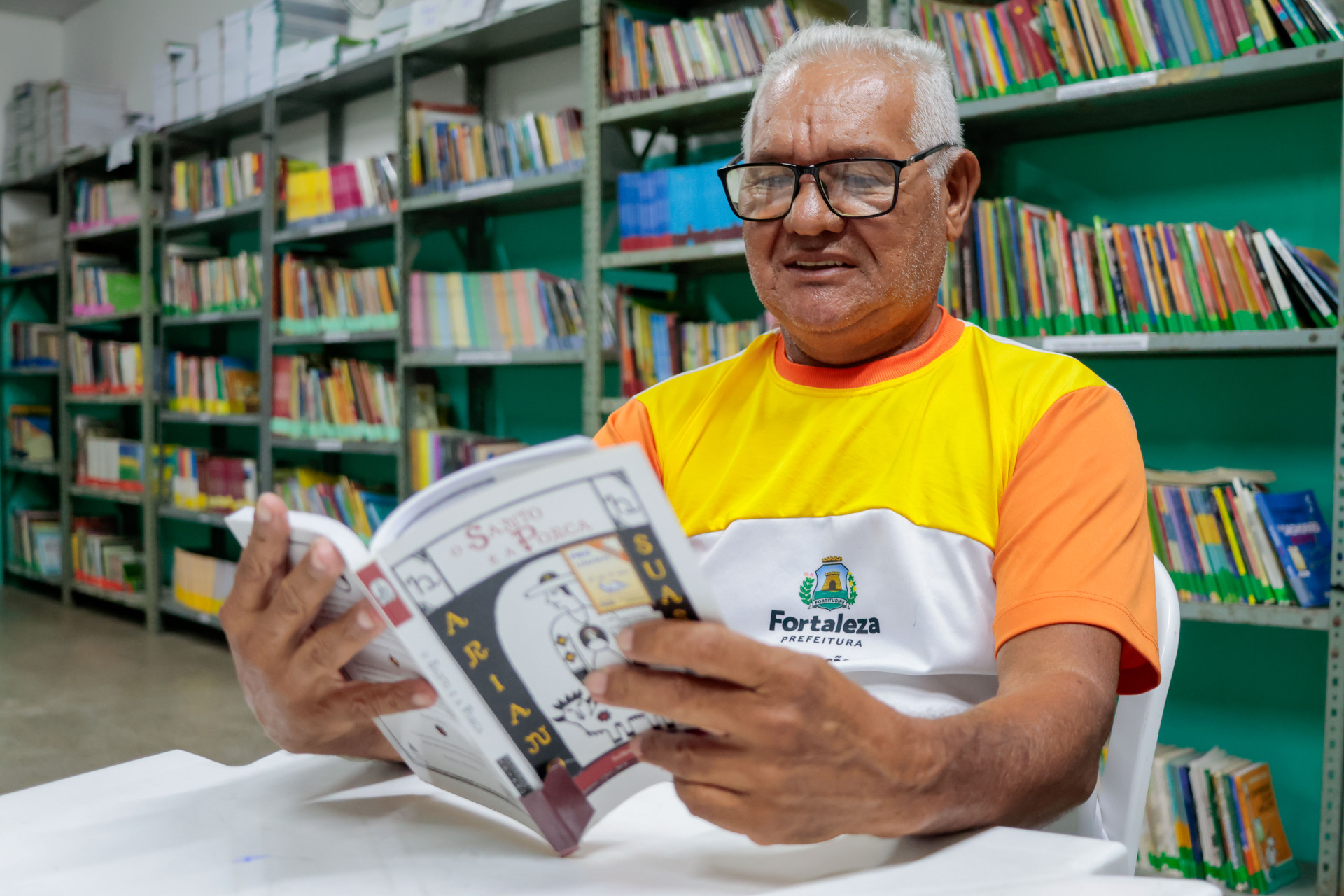 FORTALEZA, CEARÁ, BRASIL, 30-10-2025: Antonio Alencar no EJA da Escola Municipal Angélica Gurgel com alunos adultos e idosos sobre a importante da alfabetização e letramento no consumo cultural. (Foto: Samuel Setubal/ O Povo) (Foto: Samuel Setubal)