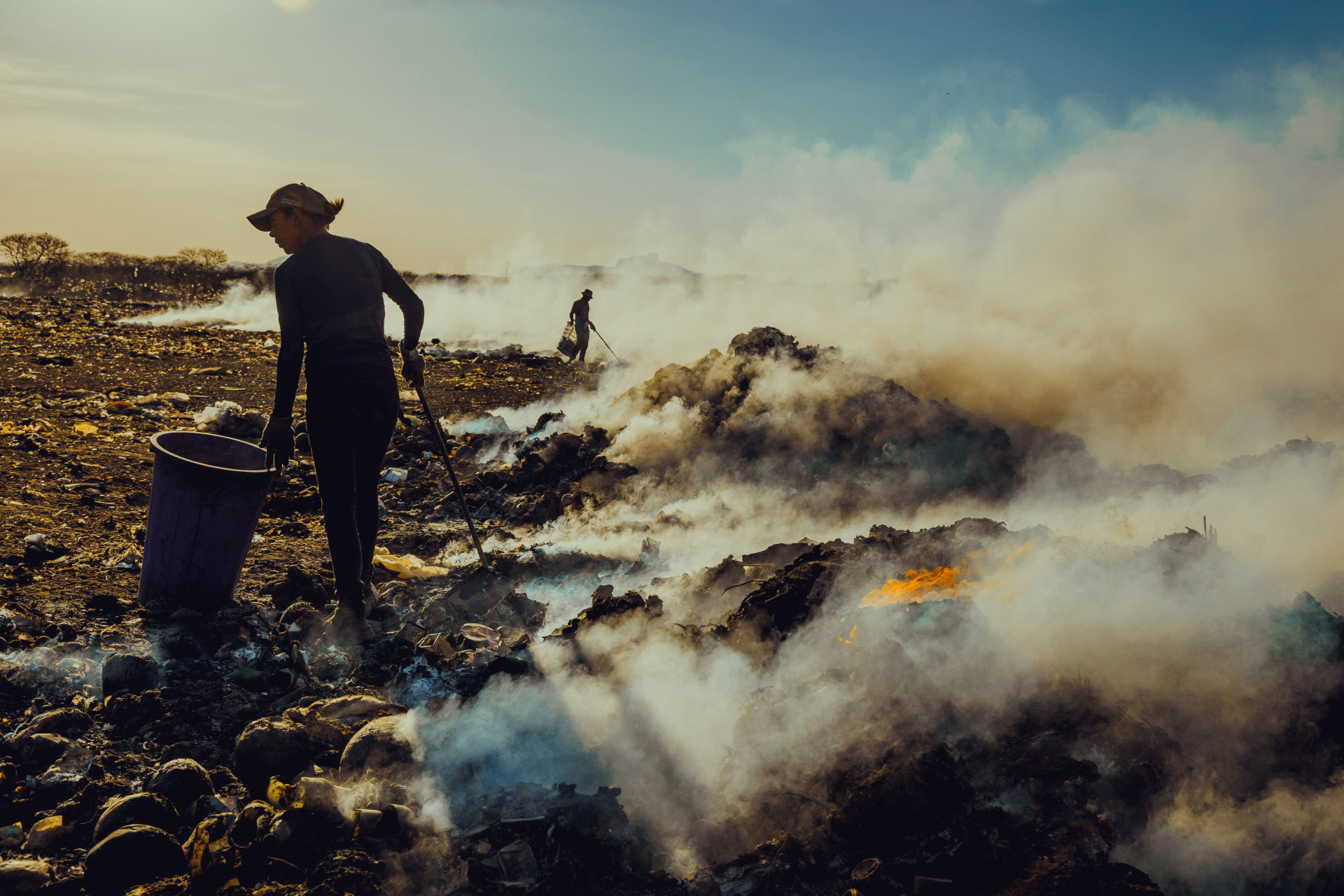 CATADOR em 
lixão de Canindé (Foto: FCO FONTENELE)