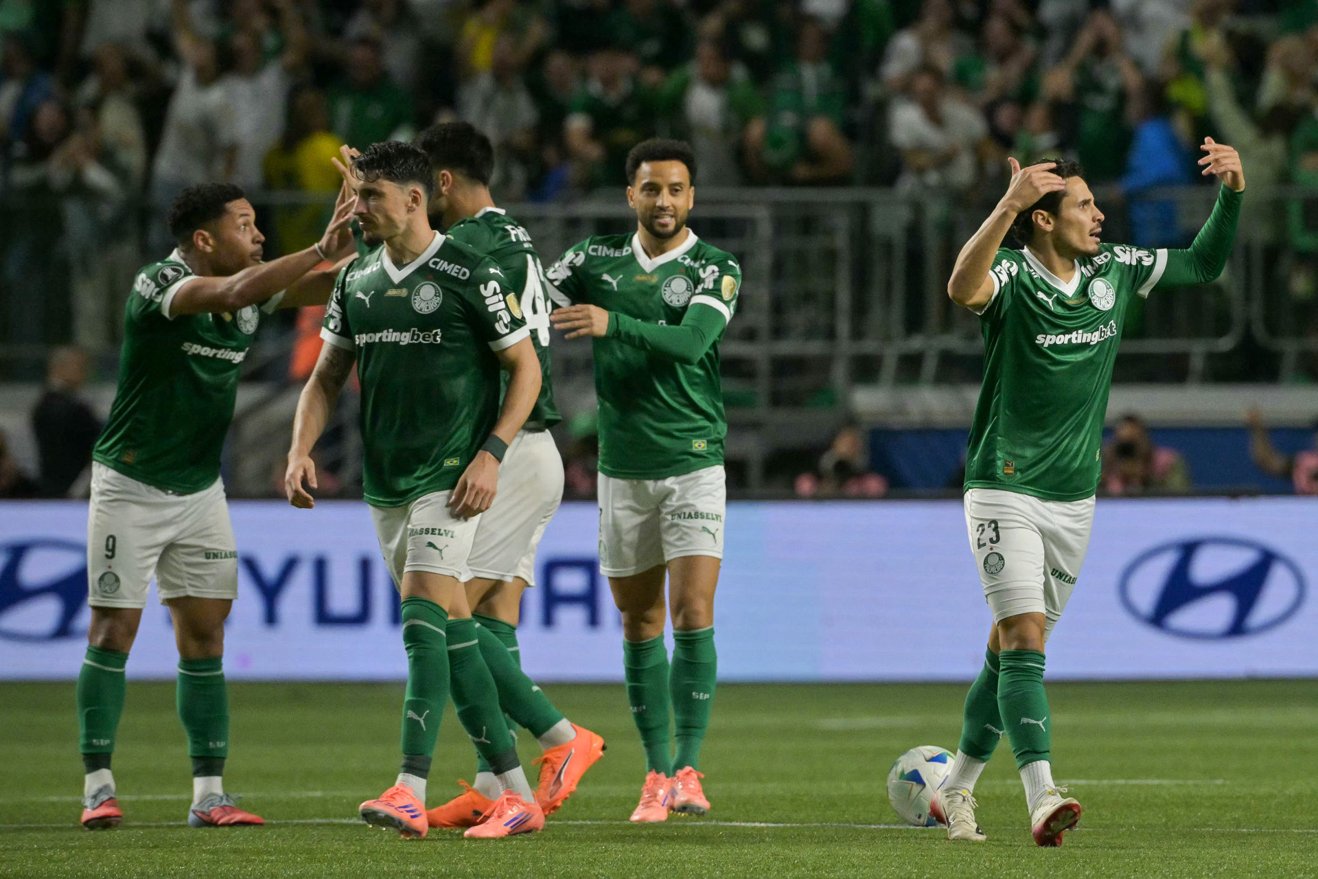 Raphael Veiga, meia do Palmeiras, comemora gol marcado diante da LDU, do Equador (Foto: Nelson Almeida/AFP)