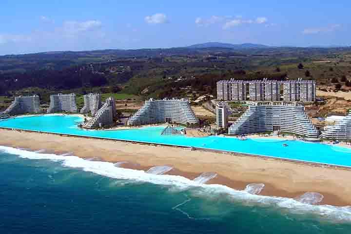 Ela é abastecida com a água do oceano, entretanto conta com um sistema de filtragem e tratamento que a transforma em água doce e transparente para o banho e a prática de esportes.