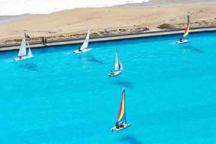 Na utilização do local, os hóspedes podem nadar, praticar esportes aquáticos, como caiaques e barcos, enquanto outros banhistas aproveitam para se refrescar na maior piscina do mundo. 