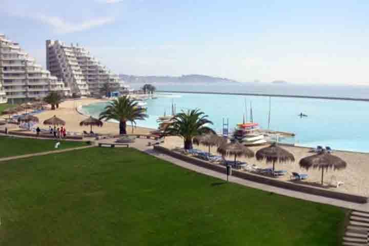 Entre as maiores piscinas do mundo, além da Lagoa de Cristal, estão a The Orthlieb Pool, no Marrocos, a CityStars Sharm El Sheikh, no Egito, e a Mahasamutr Lagoon, na Tailândia.