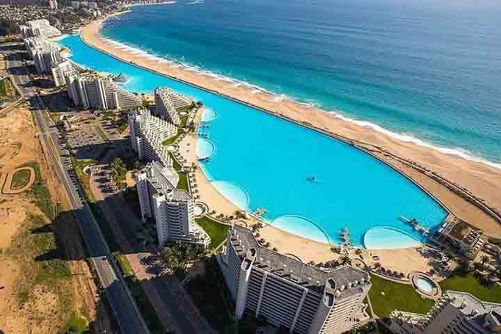 A quantidade de água que pode ser armazenada na maior piscina do mundo impressiona. Afinal, é possível enchê-la com 250 milhões de litros.