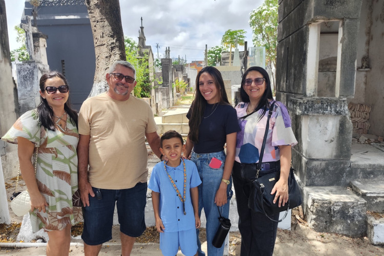Acompanhada da família, Emiliana Pinheiro Costa viajou de Banabuiú a Fortaleza para ver os parentes falecidos 