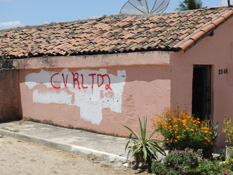 Casas em Canind&eacute; marcadas por siglas de fac&ccedil;&atilde;o criminosa