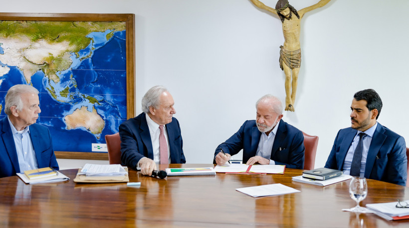 O presidente Luiz Inácio Lula da Silva assinou nesta sexta-feira, 31, o Projeto de Lei Antifacção, que endurece o combate às organizações criminosas