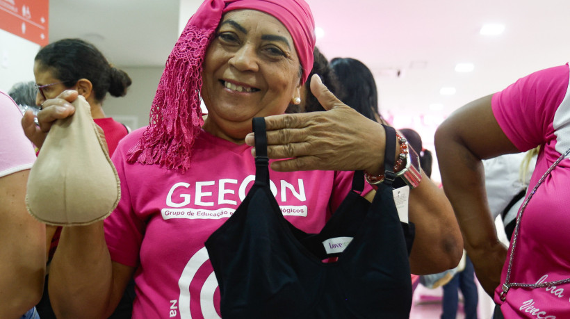Iracema Vitoriosa, 68, aposentada, participou de ação da Prefeitura de Fortaleza, que entregou próteses mamárias externas e sutiãs para mulheres que tiveram câncer de mama 