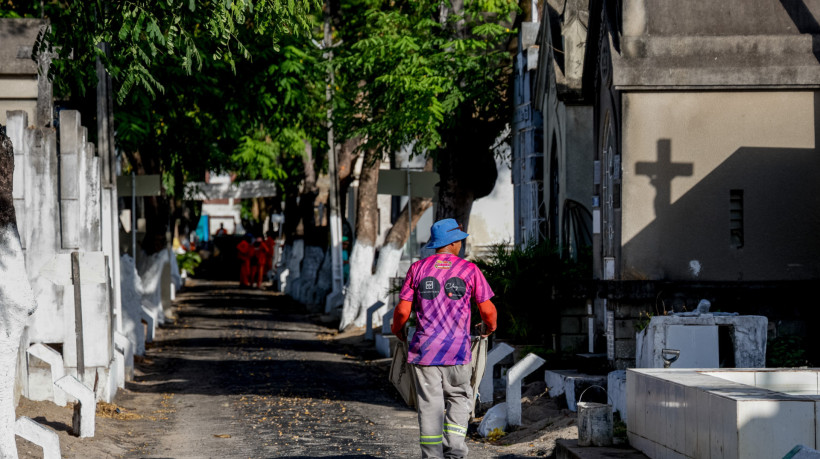 Preparação para o dia de finados no cemitério São João Batista