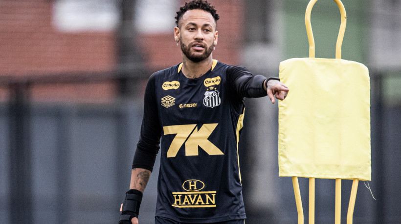 Neymar durante treino do Santos no CT Rei Pelé