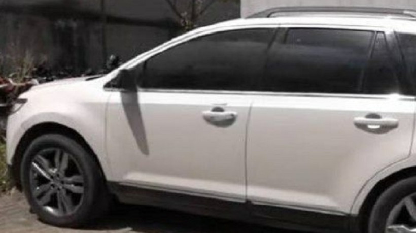 Carro que teria sido usado para arrebatar um casal e levá-lo para uma sessão do 