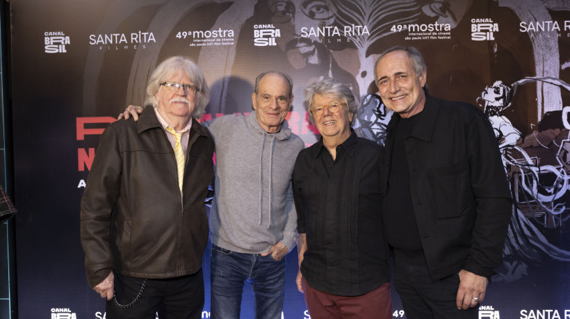 Willy Verdaguer (contrabaixista), Ney Matogrosso, Emilio Carrera (pianista) e Gerson Conrad na pré-estreia de 