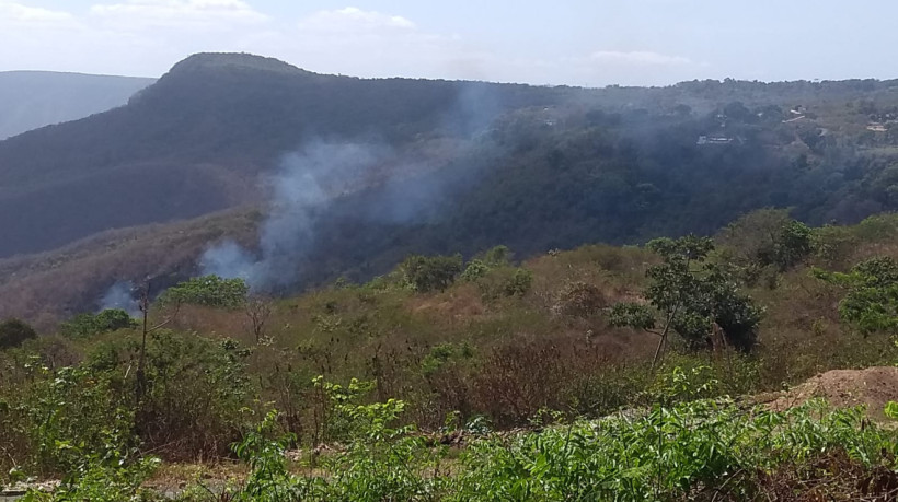 Diante da demora das autoridades, a população local tomou a iniciativa de combater o fogo por conta própria.