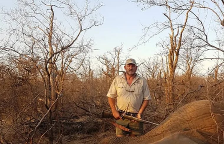 Riaan Naudé, caçador sul-africano conhecido por divulgar fotos de caça a animais selvagens, foi encontrado morto em julho de 2022, próximo à reserva de caça Kruger, na África do Sul. A notícia repercutiu, principalmente, entre defensores ambientais. O FLIPAR mostrou e relembra o caso. 
