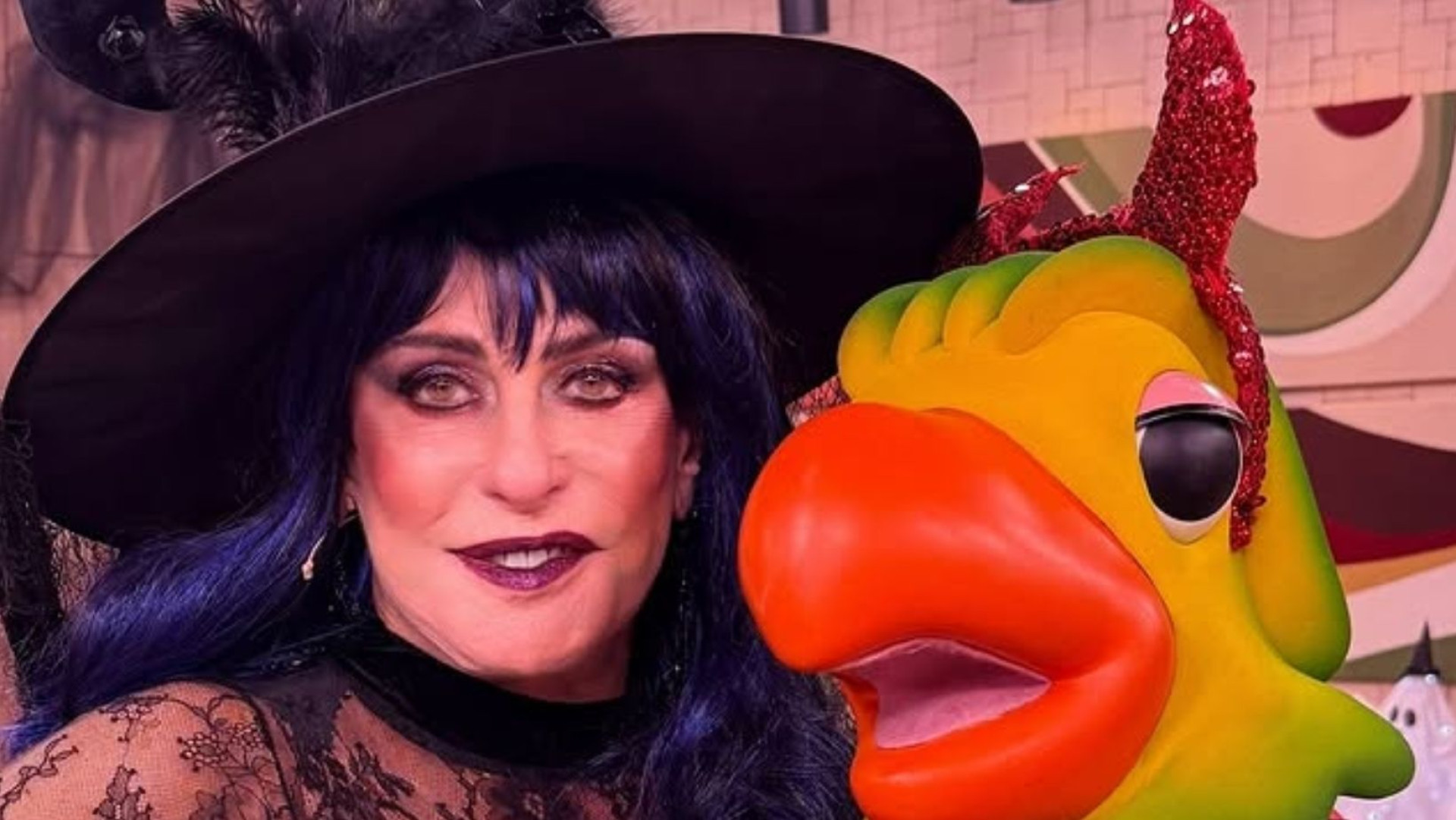 Ana Maria Braga entra no clima do Halloween com look de bruxa