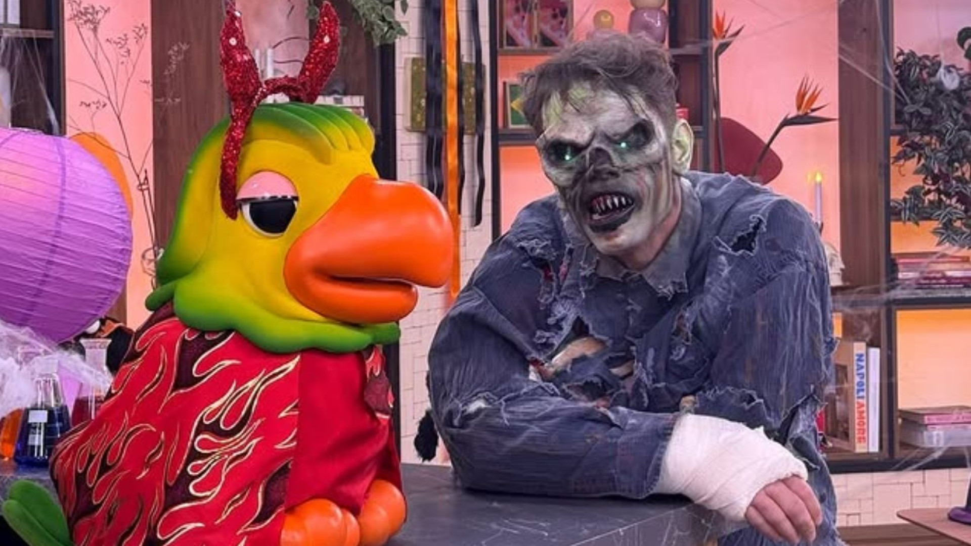 Ana Maria Braga entra no clima do Halloween com look de bruxa