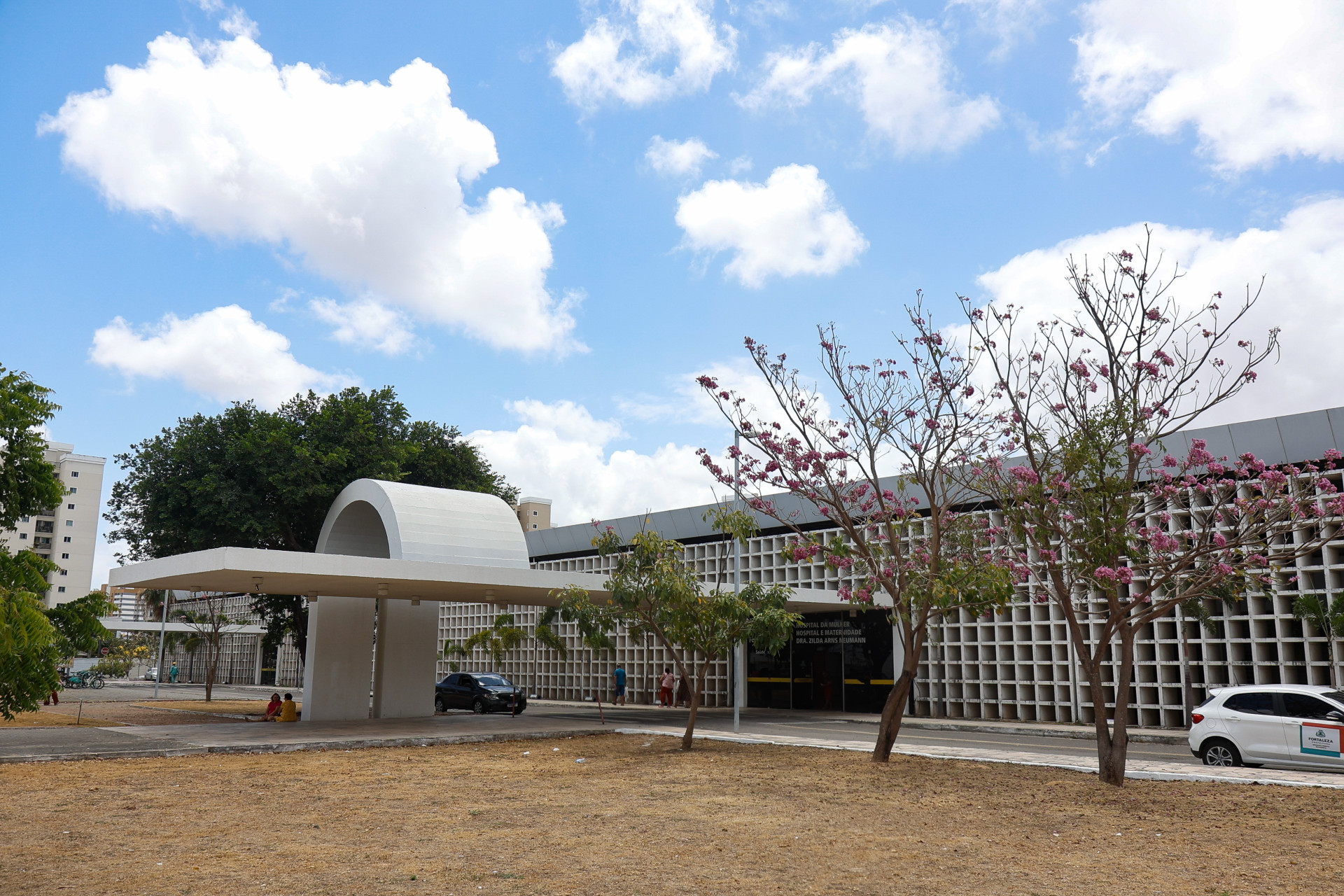 Fachada do Hospital da Mulher, em Fortaleza (Foto: DANIEL GALBER/ESPECIAL PARA O POVO)