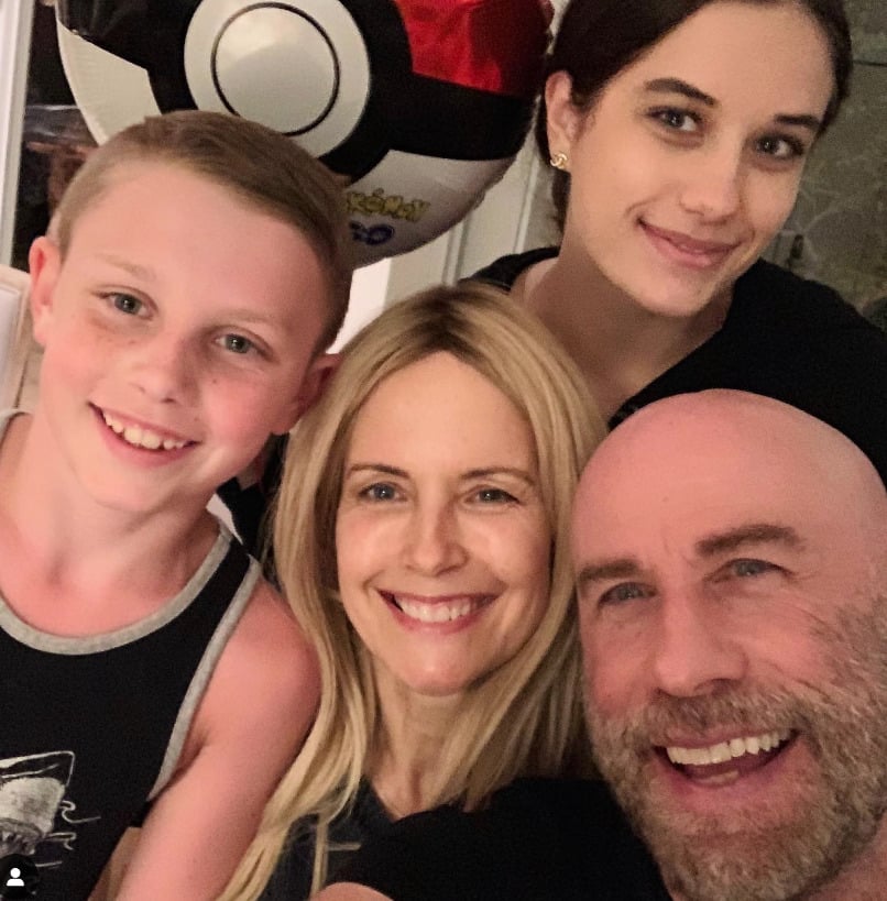 Os filhos de John Travolta - Ella Bleu (25 anos, nascida em 3/4/2000)e Benjamin (14 anos, nascido em 23/11/2010) - até incentivam o pai a voltar à vida amorosa. Mas ele não quer. Aos 71 anos, o ator está viúvo e, para surpresa geral, chegou a declarar que faria celibato após a morte da esposa.