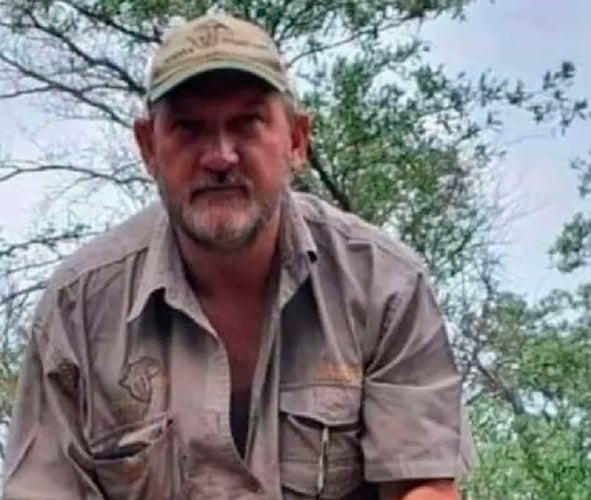 A morte de Naude repercutiu bastante. O blog Protect All Wild Life (Proteja todas as vidas selvagens, numa tradução livre) disse: O caçador foi caçado. 