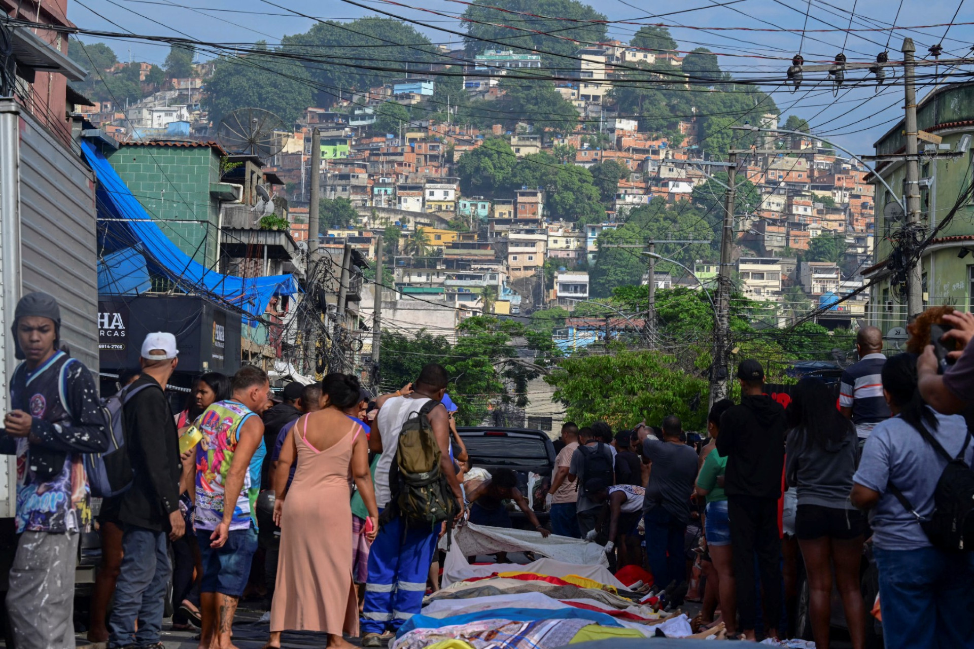 ￼CORPOS enfileirados na Praça São Lucas, na favela Vila Cruzeiro, no complexo da Penha, Rio de Janeiro, em 29 de outubro de 2025 (Foto: PABLO PORCIUNCULA / AFP)