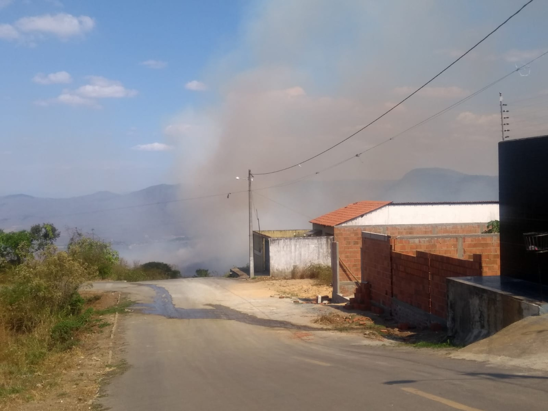 As chamas preocupam pela extensão, pelo risco de alcançar áreas residenciais.