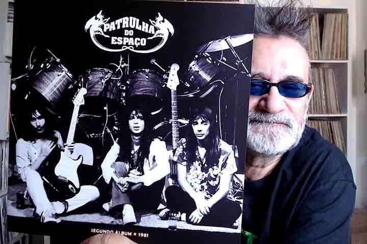 Nascido em São Paulo em 1960, ele construiu uma carreira multifacetada como jornalista, crítico musical, locutor, baterista e youtuber, além de atuar diretamente como músico em bandas de rock.
