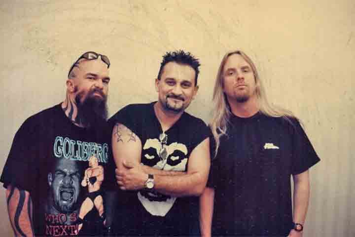 A banda - formada em São Paulo em 1984 sob influência de grupos como Killing Joke, Gang of Four e Echo e the Bunnymen - passou a contar com Regis como baterista em seu power-trio anos depois. Ele já passou por grupos como Subúrbio, Ness, Made in Brazil, Jacqueline e Chilli Sauce Trio. 

