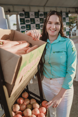Na foto, a técnica agrícola e coordenadora de Produção da Coopenort Nayane Medeiros(Foto: JÚLIO CAESAR)
