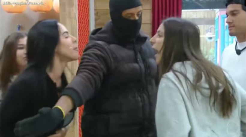 Briga generalizada em festa na sexta-feira, 31, na Fazenda 17 fez a produção intervir e causou a expulsão de Martina Sanzi. 
