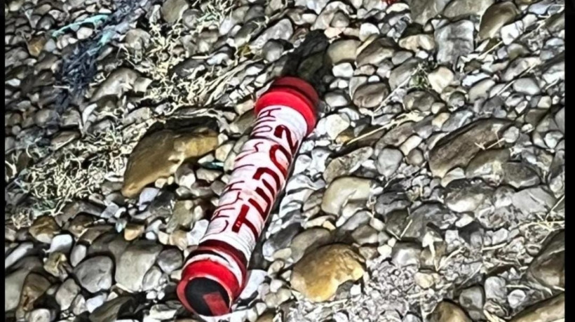 Artefato explosivo artesanal com mensagens alusivas ao Comando Vermelho foi apreendido em ocorr&ecirc;ncia de interven&ccedil;&atilde;o policial que deixou dois mortos em Pindoretama