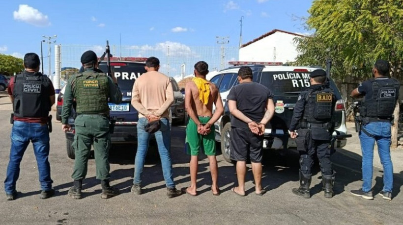 Policiais civis e militares prenderam três suspeitos de envolvimento na morte de Robson Calixto da Silva em Nova Russas, incluindo o filho dele