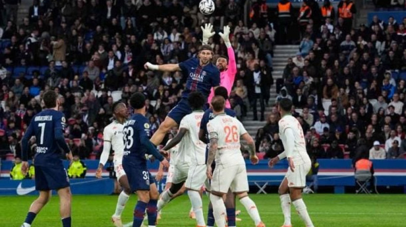 Gonçalo Ramos, aos 49 minutos do segundo tempo, anota o gol solitário no Parque dos Príncipes; parisienses garante a liderança nesta rodada