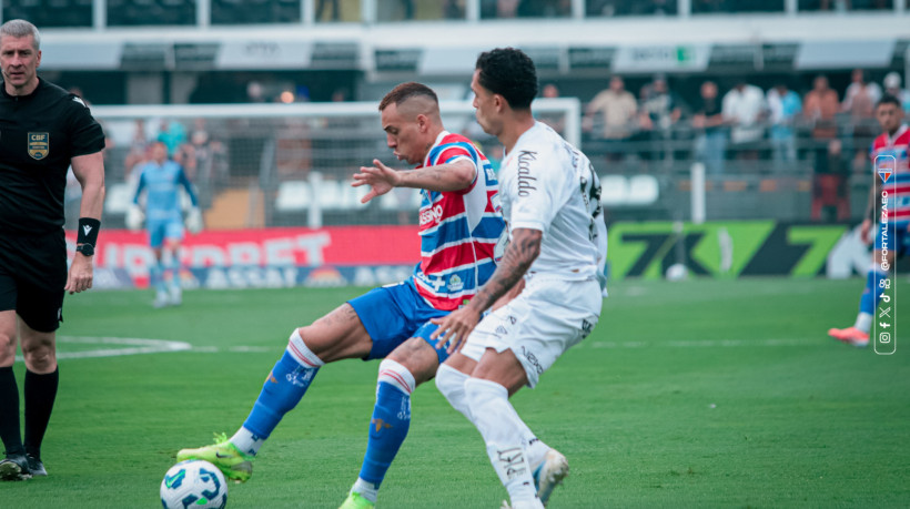 Breno Lopes enfrentando o Santos em jogo da Série A 2025