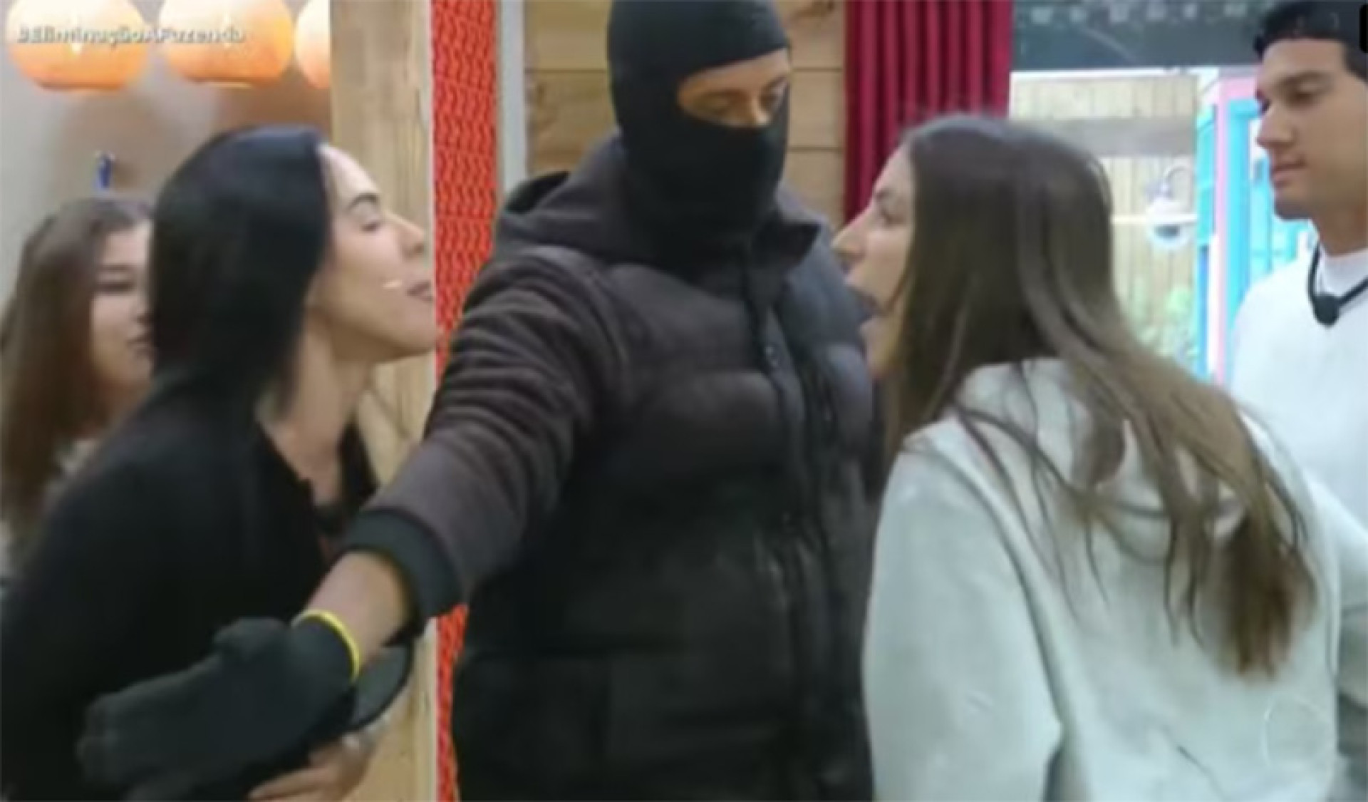 Briga generalizada em festa nesta sexta-feira, 31, na Fazenda 17 fez a produção intervir e causou a expulsão de Martina Sanzi.  